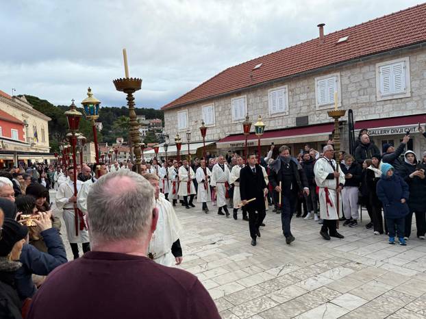 VIDEO Evo kako je križonoša završio procesiju u Jelsi: Cijelu noć nosio križ od 15 kilograma