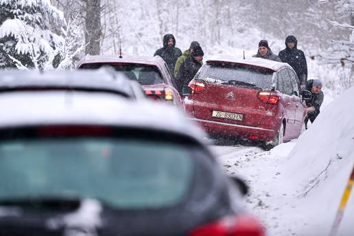 Zatvorili Sljemensku cestu! Neki automobili su zapeli u snijegu