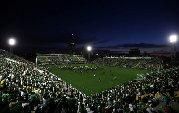 Fans of Chapecoense soccer team pay tribute to Chapecoense
