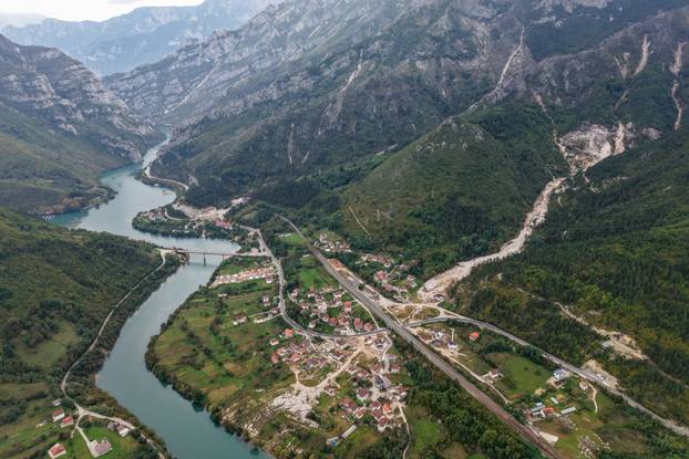 Pogled iz zraka na Donju Jablanicu gdje je prije godinu dana u bujičnim poplavama poginulo 19 osoba