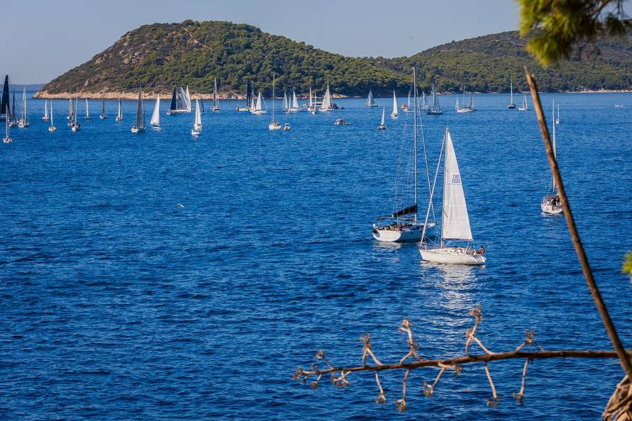 Split:  Pogled sa Sustipana na start Mrduljske Regate