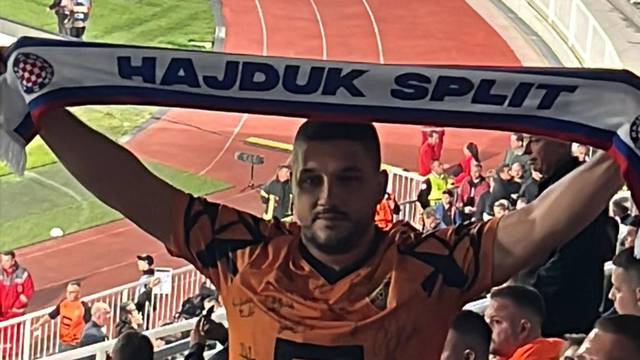Navijač s Hajdukovim šalom tik iznad uprave Dinama u Prištini