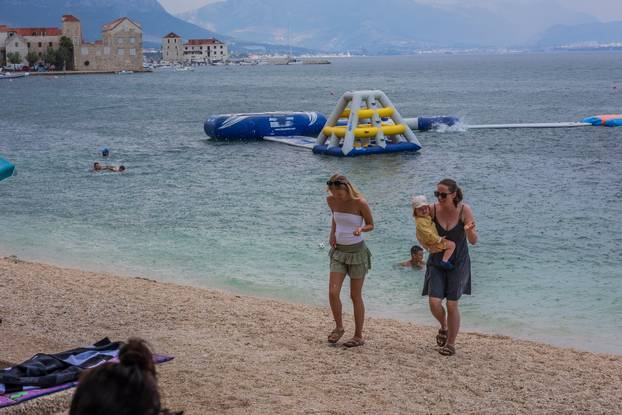 Kaštel Štafilić: Ljetni pljusak na plaži Gabine