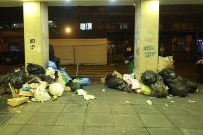 Zagreb: Centar grada prepun je smeća, radnici Čistoće zasad nisu izašli na teren