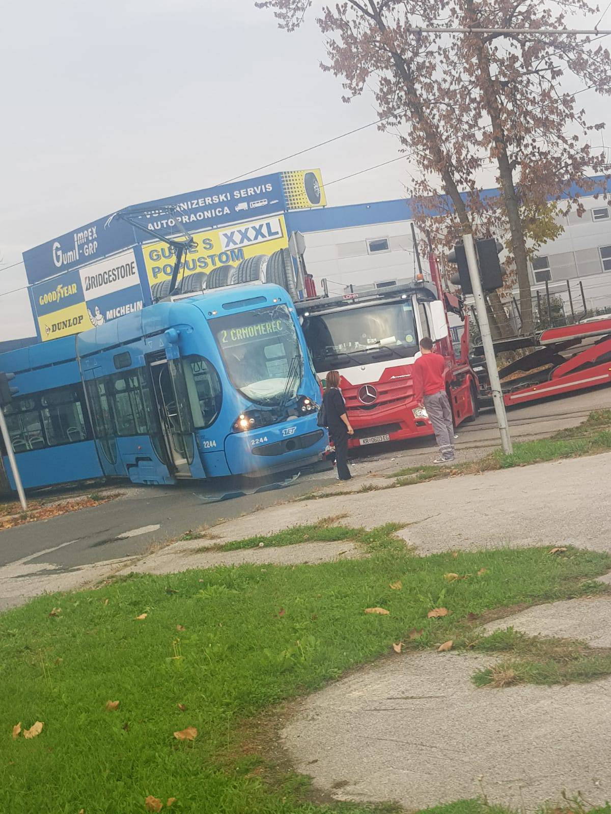 Izbacio ga iz tračnica: Kamion se zabio u tramvaj na Žitnjaku