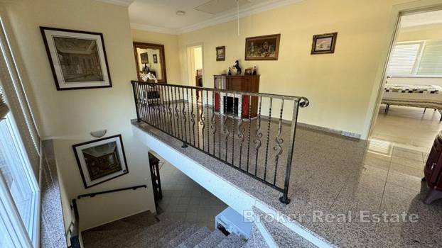 FOTO Iz kuće u more! Ova vila prvi red do mora ima konobu i vinoteku, a evo koliko košta