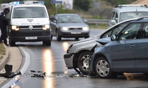 U sudaru dva automobila u Njivicama  ozlijeđeno dvoje ljudi