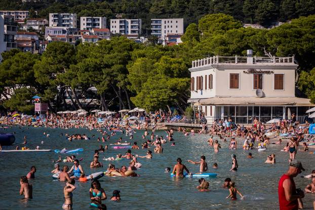 Makarska:  Gužva na glavnoj plaži u Makarskoj