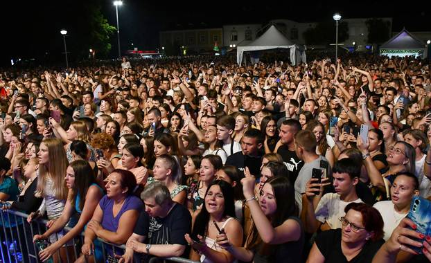 Nova Gradiška: Koncert Jelene Rozge i Saše Matića na manifestaciji "Novogradiško glazbeno ljeto"