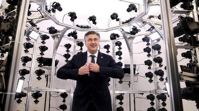Premijer Andrej Plenković u Novskoj obišao Poduzetnički inkubator PISMO 2 gdje se dobro zabavio