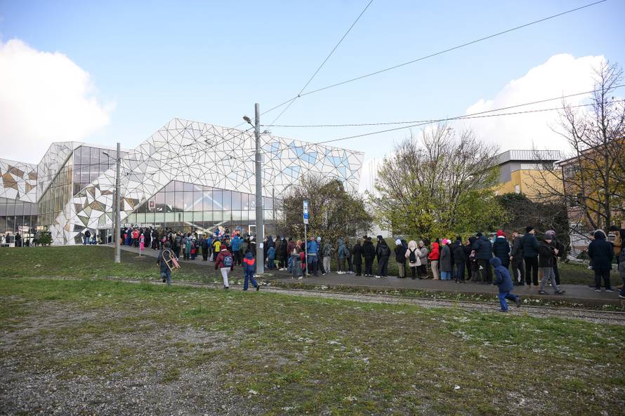 Zagreb: Ogromna gužva na žičari nakon što je na Sljemenu pao snijeg