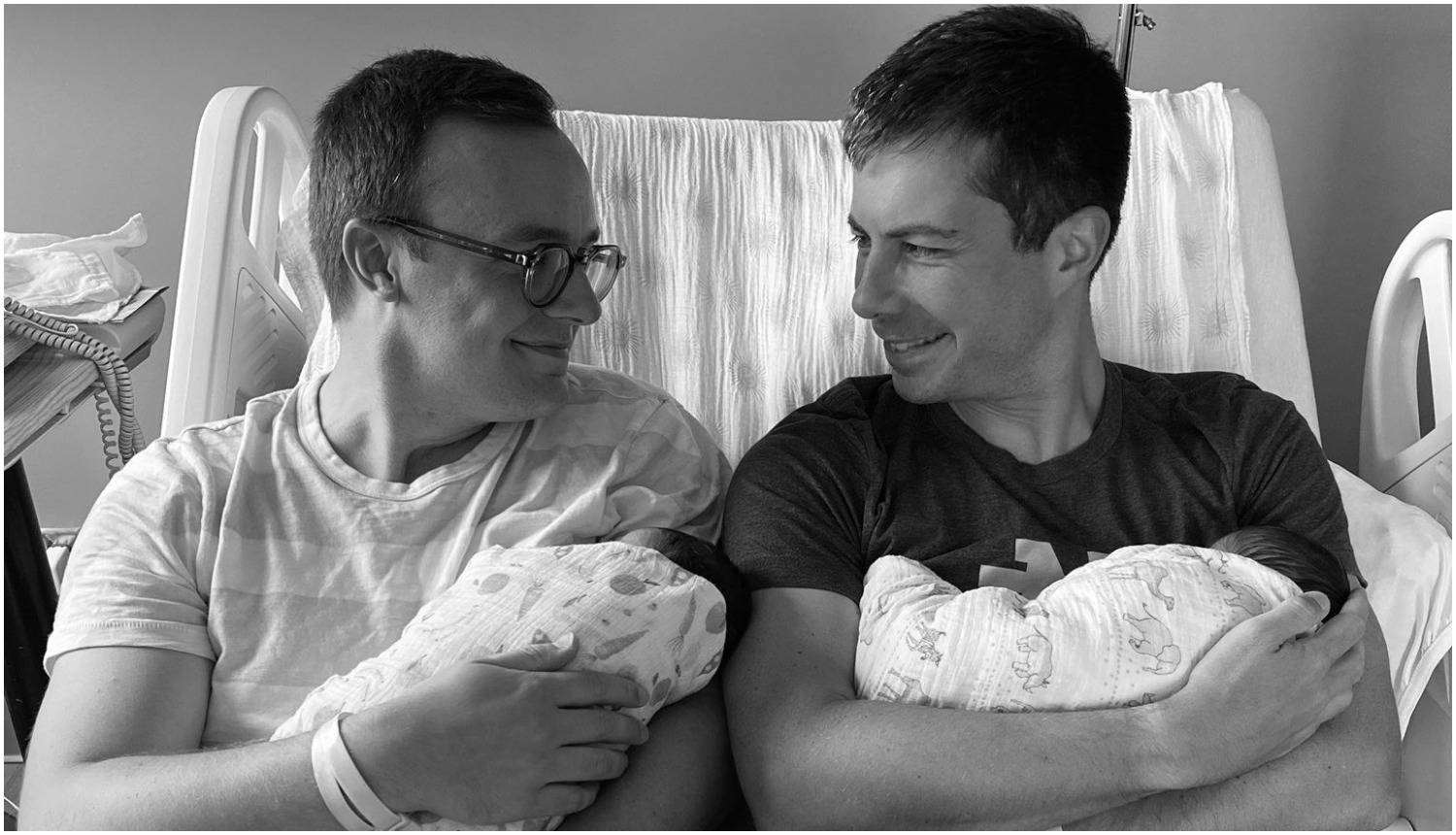 Prvi američki deklarirani gay ministar je s mužem dobio blizance, pohvalili su se fotkom