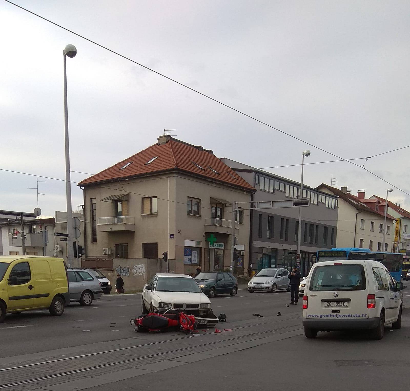 Sudar auta i motora u Dubravi, motorista su prevezli u bolnicu