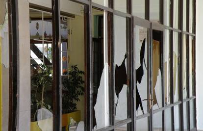 Split: Tinejđeri kamenovali školu i porazbijali stakla