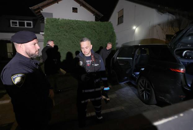 Inspektori ispred kuće Andrije Mikulića detaljno pretražili njegov automobil