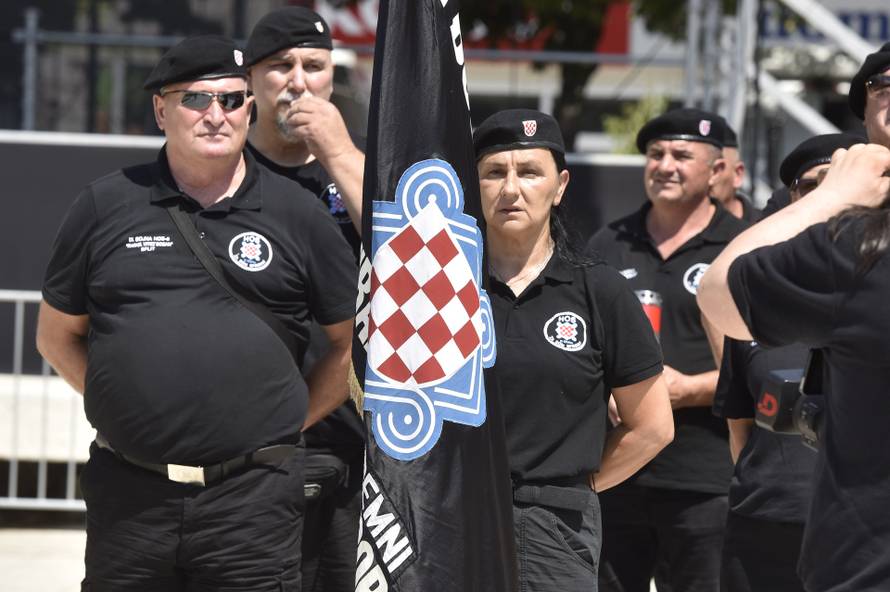 Knin: Pripadnici HOS-a odali počast braniteljima na spomeniku Oluja 95