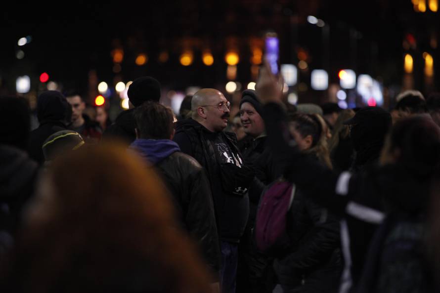 Protest against the introduction of kovid passes in front of the National Assembly of Serbia.

Protest protiv uvodjenja kovid propusnica ispred Narodne skupstine Srbije.