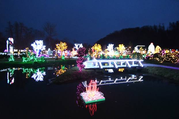 Magično Božićno blagdansko imanje obitelji Salaj zabljesnulo je u punom sajaju