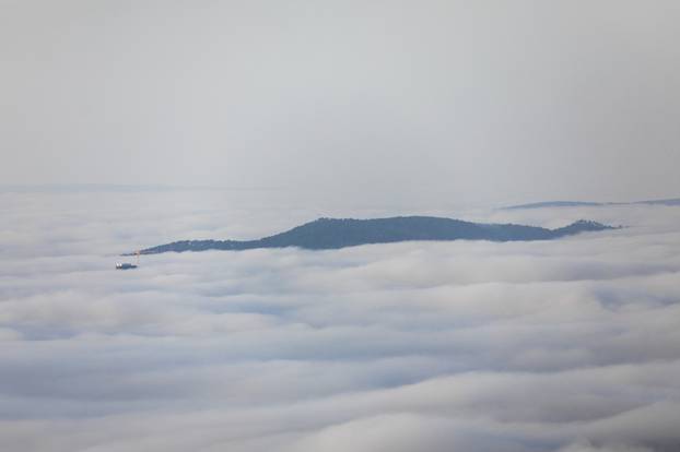 Pogled s Kliške tvrđave na maglom prekriven Split