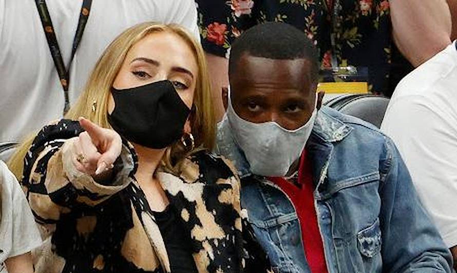 Adele se zaručila? Na crvenom tepihu privukla pažnju velikim dijamantnim prstenom na ruci