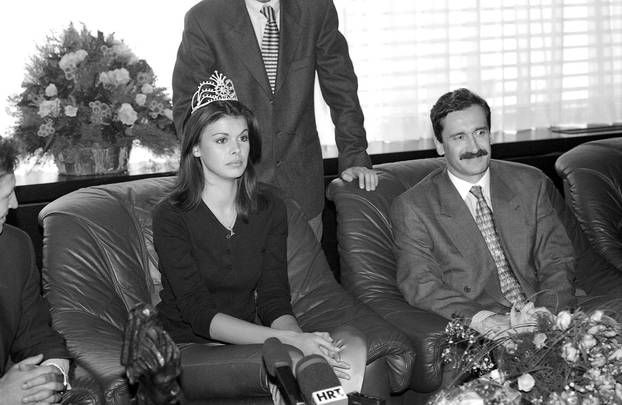 Zagreb: Povratak Anice Kovač s izbora za Miss svijeta gdje je okrunjena prvom pratiljom, 20.11.1995.
