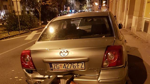 Zagreb: Autom zabio stupiće u drugi auto pa potom pobjegao