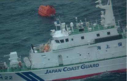 Prevrnuo se brod s 22 člana posade u Japanu, u tijeku je velika akcija spašavanja