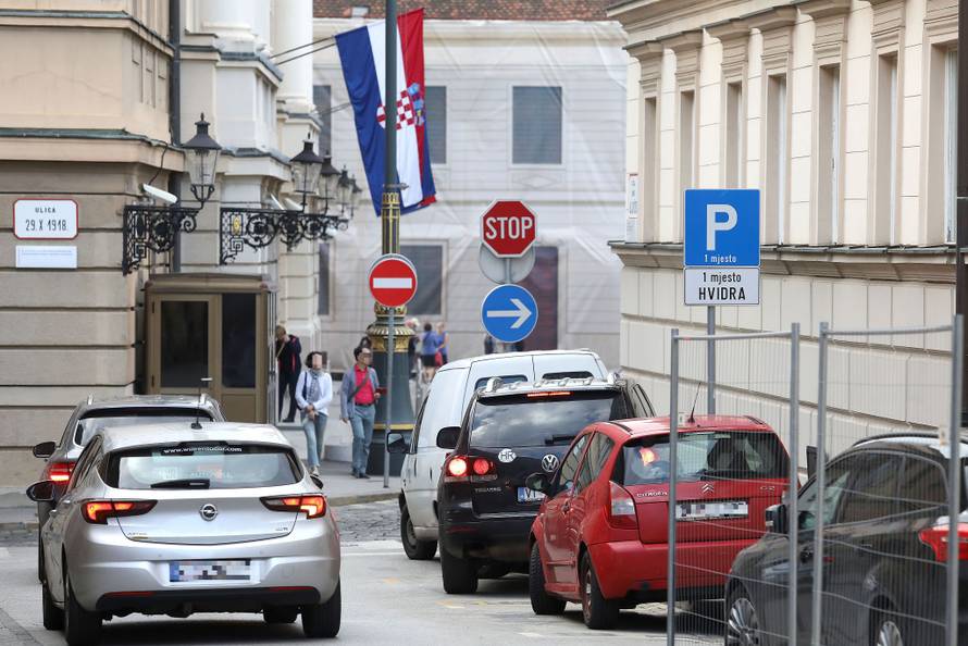 Dok ostali zastupnici plaćaju parking, Đakić parkira 'mukte'