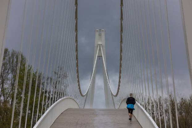 Jutro na osječkoj hladnoj i kišovitoj promenadi proveli samo uporni