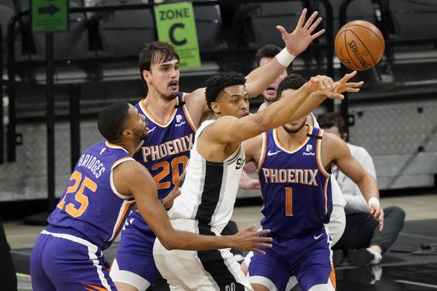 NBA: Phoenix Suns at San Antonio Spurs