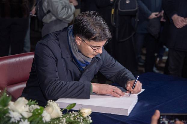 Građani Podgorice zapalili su svijeće za ubijene na Cetinju