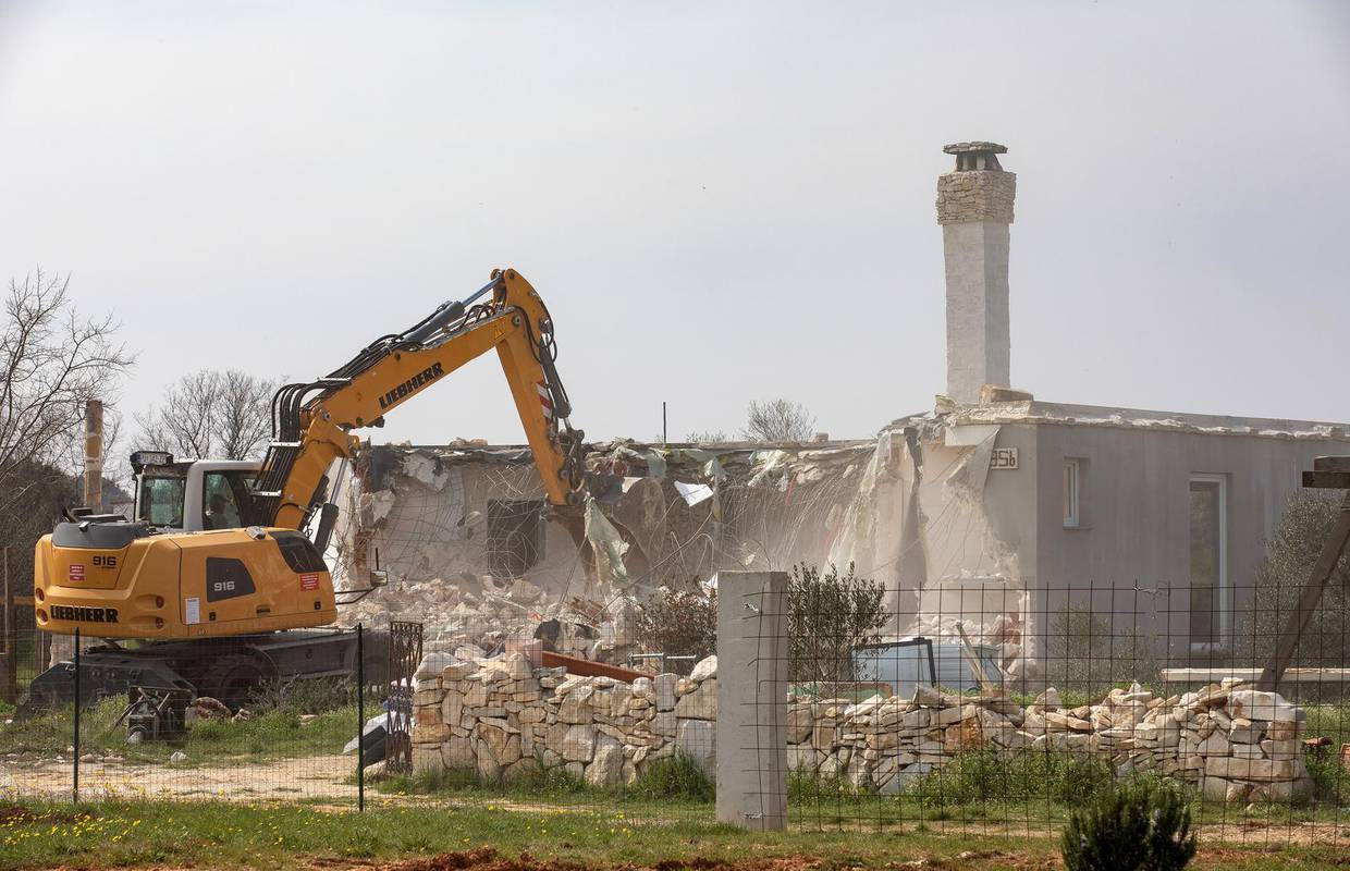 Još jedna bespravno izgrađena kuća srušena u Istri: Vlasnici su rješenje o rušenju dobili 2018.