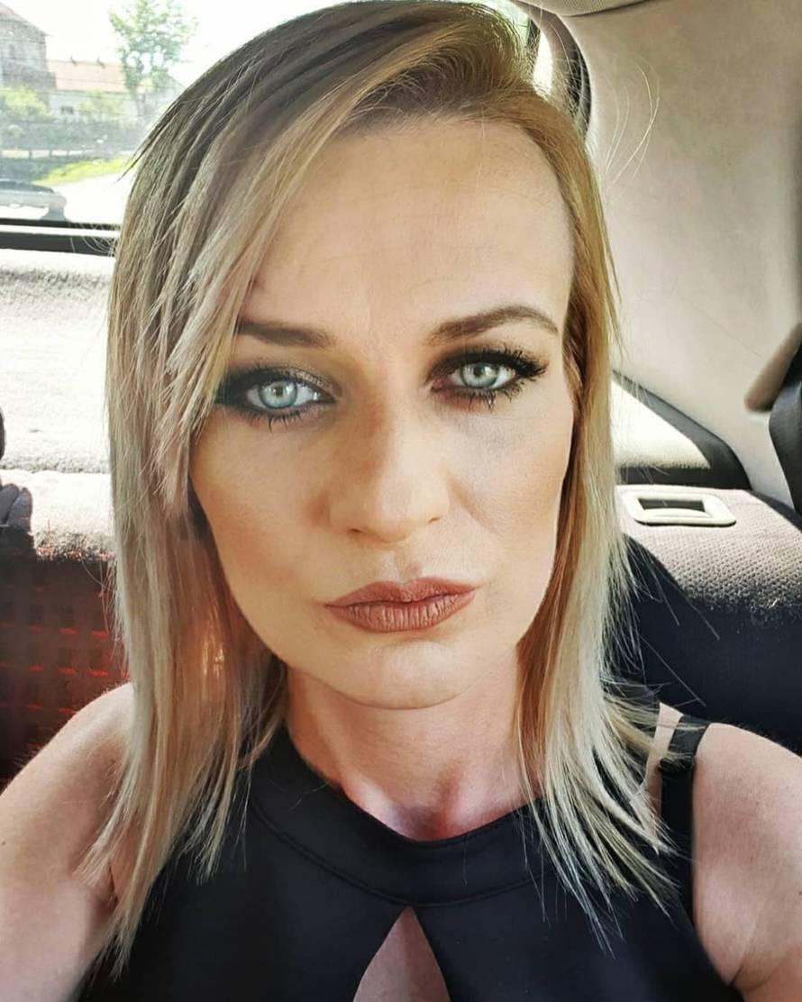 Sandra je sretna u vezi: S 10 godina mlađim uživa na moru