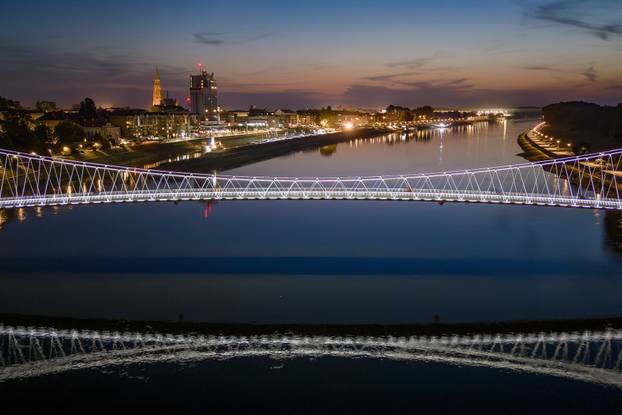 Pogled iz zraka na Osječki most koji svijetli novom dekorativnom rasvjetom 