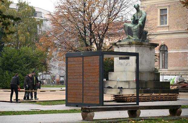 Zagreb: Postavljanje adventskih kućica na Strossmayerovom trgu