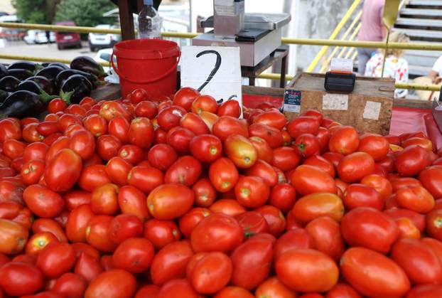 Šibenik: Ponuda vo?a i povr?a na šibenskoj tržnici