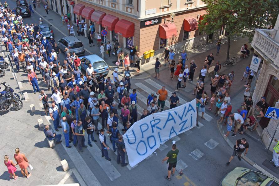 Pula: Grupa ??trajka??a pro??la gradskim ulicama