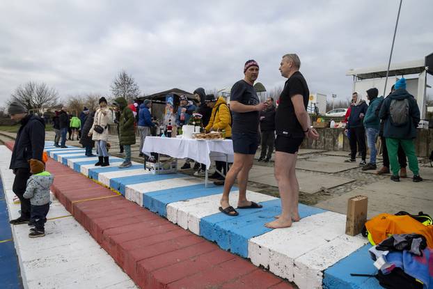 Osijek: Tradicionalno kupanje i picigin u rijeci Dravi
