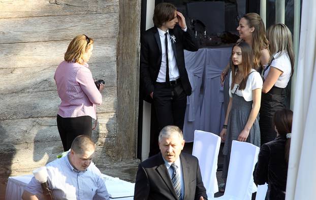 ARHIVA - Zagreb, 2010.: Vjen?anje Luke Modri?a i Vanje Bosni? pred mati?arom u Okrugljaku