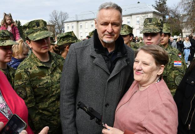 Na svečanoj prisegi ročnika u Požegi pozornost je privukla Diva Perković, kći pjevača Marka Perkovića Thompsona