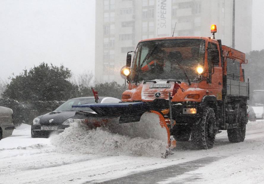 Danas se kuhate, prije 8 godina snijeg zatrpao cijelu Dalmaciju
