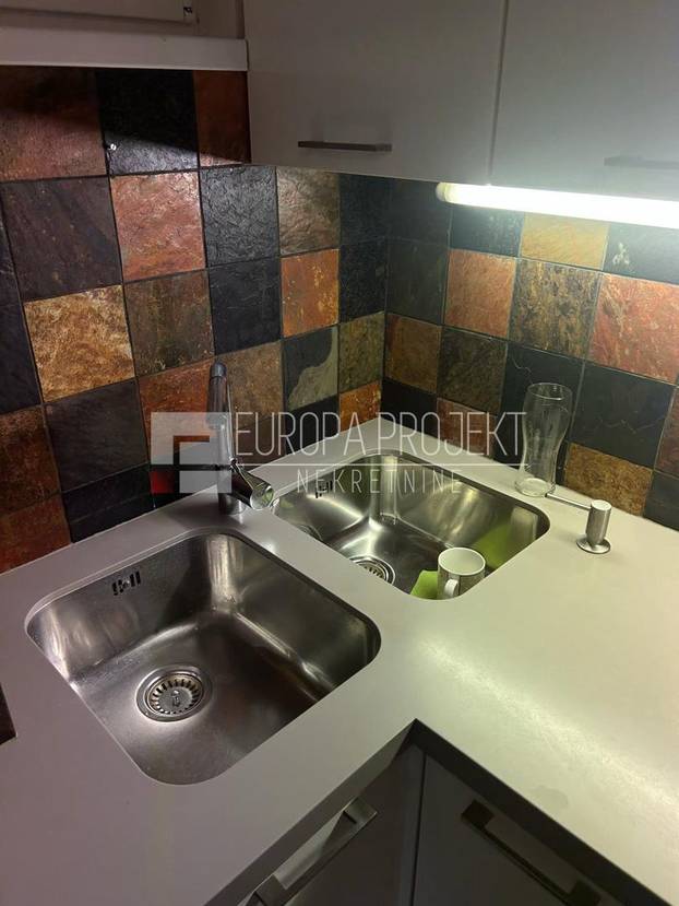 FOTO Zlatna tuš kabina, telefon kraj WC-a! Ovaj stan iznajmljuju na Trgu u Zagrebu. I cijena je hit