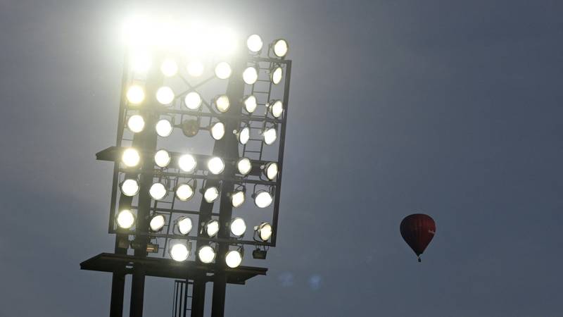 V strmoglavljenju balona na Nizozemskem umrla ena oseba, več poškodovanih