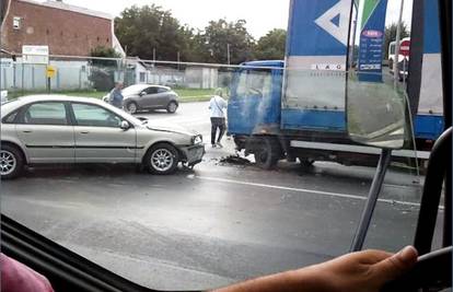 Skretala na glavnu cestu, udarila auto pa kamion...