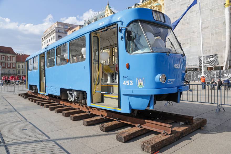 Zagreb: Na trgu postavljen stari tramvaj koji će se pretvoriti u svijetleću vremensku kapsulu