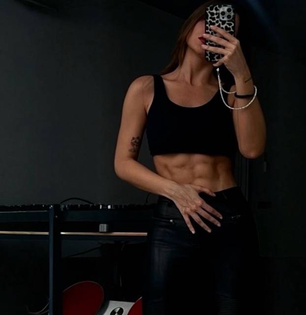 FOTO Prelijepa DJ-ica koja tvrdi da je bila liječnica obožava pokazivati tijelo u badiću