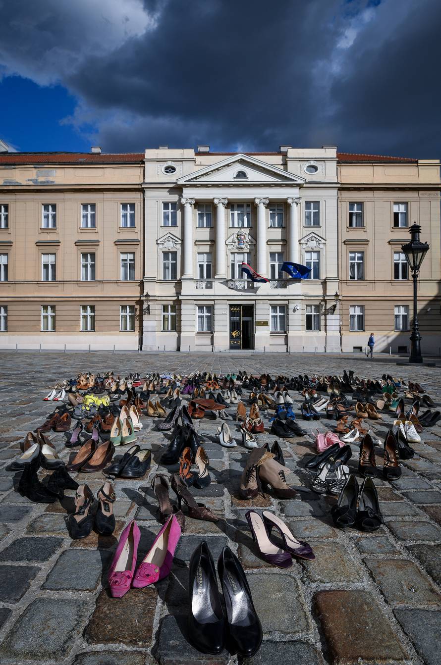 156 pari cipela, 156 ubijenih žena. Je li vam sada jasnije?
