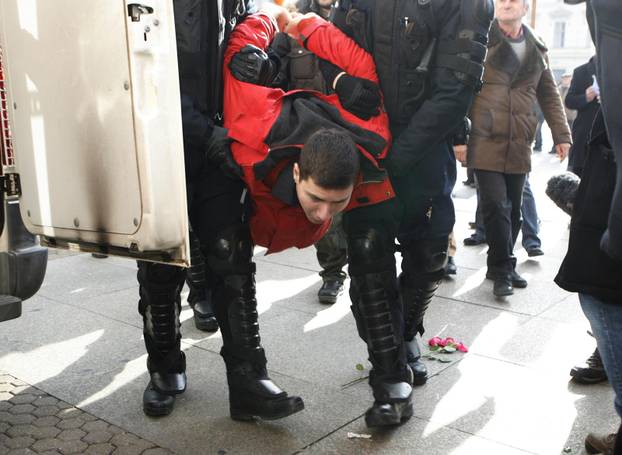 ARHIVA: Zagreb: Na prosvjedu protiv EU policija grubo privela nekolicinu prosvjednika