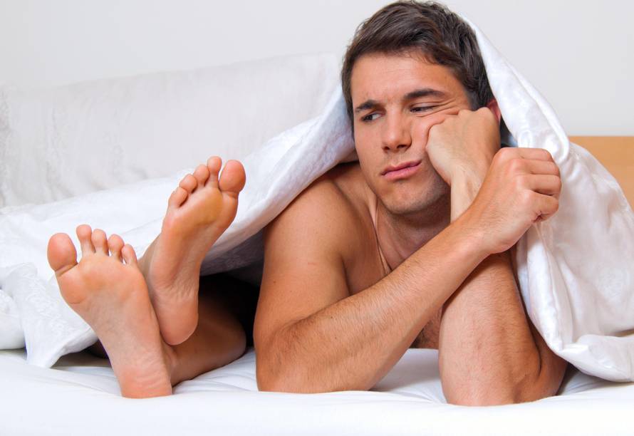 Mladi muškarci se sve manje seksaju za razliku od žena, a vjerojatnije je i da će biti samci