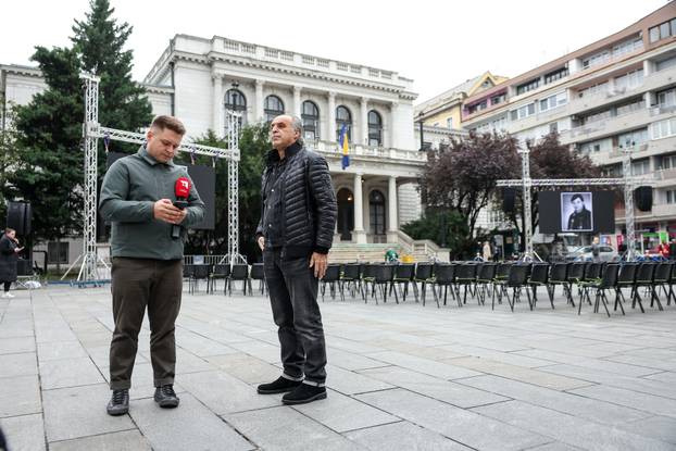 Sarajevo: Dolazak uzvanika na komemoraciju za Halida Bešlića u Narodno pozorište 